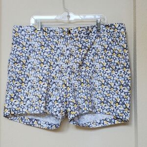 Old Navy Floral 5" Inseam Mid Rise Shorts.  Size 18